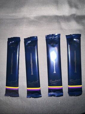4 Clarinet Reeds – Blue Pack (Strength 2.5)